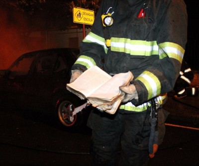 Bíblia é retirada de carro que foi incendiado 