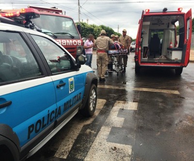Colisão entre moto e carro no bairro Vila Nova deixa mulher ferida 