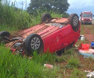 Veículo com três pessoas capota na BR-262 próximo ao Distrito de Arapuá
