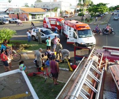 Acidente em horário de “pico” deixa o trânsito lento em avenida 