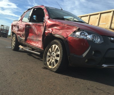  Fiat Strada fica destruída em abalroamento com carreta na BR-158 