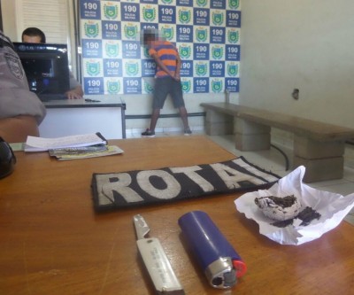 ROTAI apreende menor de 15 anos na frente de escola com drogas em canivete