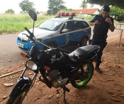 Jovem que teve sua moto furtada encontra seu veículo abandonado próximo a um clube de dança 