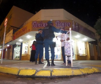 Loja de roupas é invadida na área central na noite deste sábado 