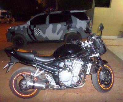 Jovem que fugiu da polícia com Bandit 1200 fez “roleta russa” em várias ruas
