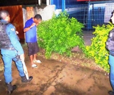 Policial evita suicídio e convence homem a tirar faca do pescoço