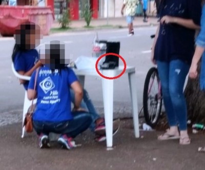 Em horário de serviço, funcionários lancham e não se importam com fila de clientes