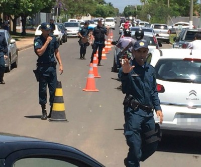 Blitz desta 5º feira recolheu CNHs, 6 carros e 8 motos em Três Lagoas
