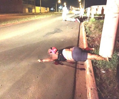 Mulher em moto bate em poste e morre no local