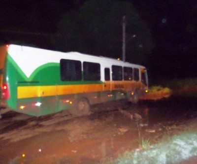 Ônibus que faz a linha rural atola na área urbana de Três Lagoas