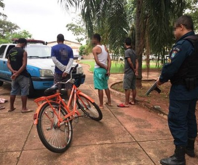 Usuários que fumavam maconha na frente da Polícia Federal são abordados pela PM 