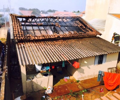 Casa fica destruída em incêndio; suspeitas é de vazamento de gás seguido de explosão 