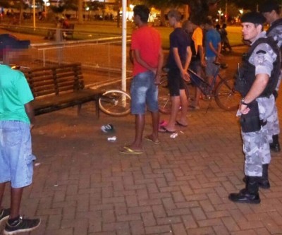 Menores de 13 e 16 anos são apreendidos por fumarem maconha no “parquinho” da Praça Ramez Tebet