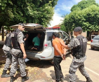 Após perseguição e prisões, polícia apreende drogas, revólveres e munições