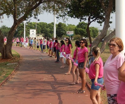 Mais de mil pessoas tentam abraçar a Lagoa Maior em Três Lagoas 
