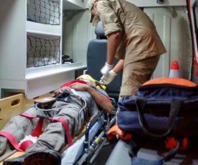 Em acidente, motociclista desmaia e é socorrido pelo Corpo de Bombeiros 