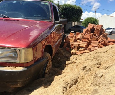 Fiat Uno capota ao bater em carro de universitário no bairro Parque São Carlos 