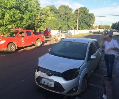 Pai de deputado estadual se envolve em acidente no Centro de Três Lagoas 