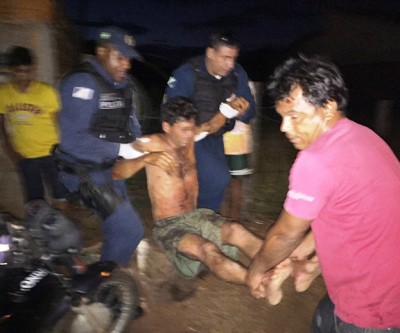 Homem que esfaqueou mulher apanha de jogadores de futebol no Novo Ipanema 