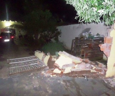  Carro desgovernado que invadiu residência e derrubou muro com portão fugiu com três rodas 