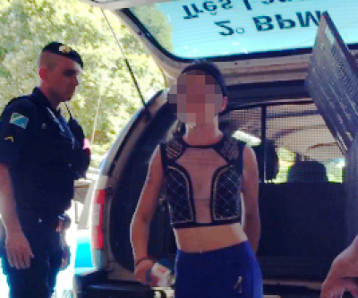 Menor que mordeu mão de policial é apreendida e levada para a delegacia 