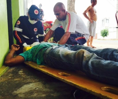 Atropelamento faz jovem derrubar árvore com o corpo ao lado do Presídio Feminino 