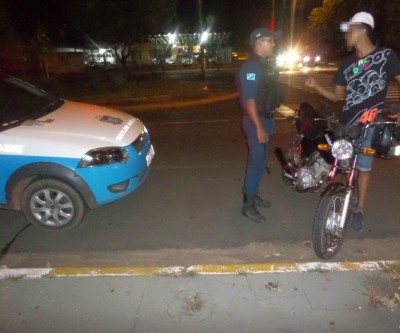 Motoqueiro com CNH provisória que deu “tiro” com escapamento de moto é detido na área central 