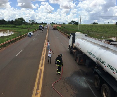Reportagem flagra momento em que carreta pegava fogo em rodovia federal 