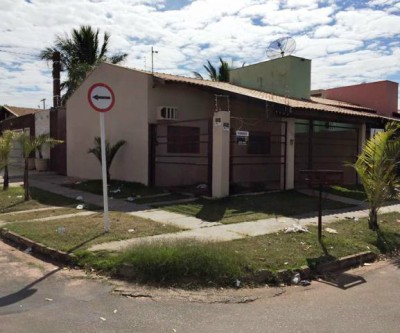 Vende se uma casa no Santos Dumont. 