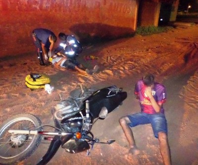 Jovens caíram de moto por conta de acúmulo de areia em via pública no Santa Terezinha 