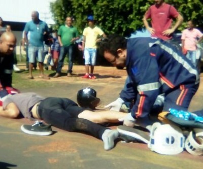 Após colisão, passageiro de moto fica ferido e é socorrido pelo SAMU 