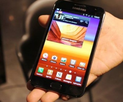 Ao deixar culto para atender telefone, mulher tem celular levado por ladrão 