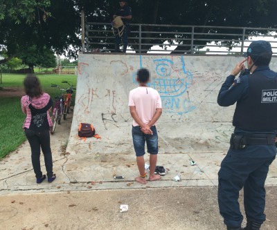 Menores de 13 e 15 que “matavam” aula são abordados na pista de skate em blitz