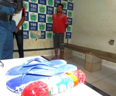 Ladrão de supermercado deixa cair produtos furtados na fuga 