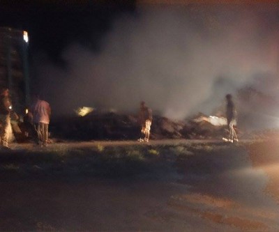 Internauta envia fotos de incêndio em carreta de papel na BR-262