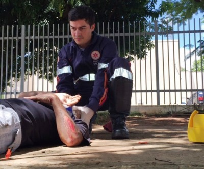 Motociclista sofre fratura exposta ao cair sozinho com moto 