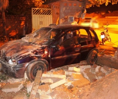 Após bater em moto, carro derruba muro de residência no Parque São Carlos 