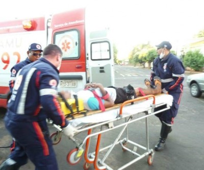 Acidente entre carro e moto no bairro Colinos deixa uma pessoa ferida 