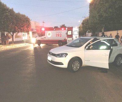 SAMU interdita rua e negocia com motorista para sair de veículo 