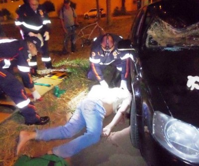 Golf fica com o teto destruído após atropelar ciclista na Ranulpho Marques Leal 