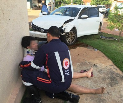 Acidente entre Jetta e Gol interdita rua do bairro Nossa Senhora Aparecida 
