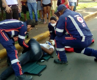 Piloto de moto potente se envolve em grave acidente no centro