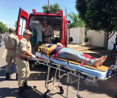 Motociclista que bateu em Ford Fiesta é socorrida pelo Corpo de Bombeiros 