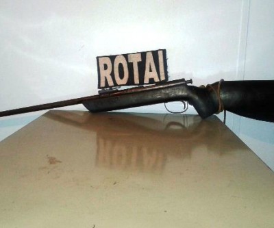 Agente de segurança encontra espingarda escondida em plantação de eucalipto