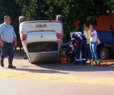 Ao desviar de cachorro, motorista perde controle e capota carro em avenida 