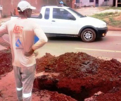 Mesmo com reparo da SANESUL, esgoto volta a vazar a céu aberto na Antônio Estevan Leal 