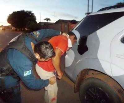 Jovem com suspeitas de embriaguez é preso após acidente 