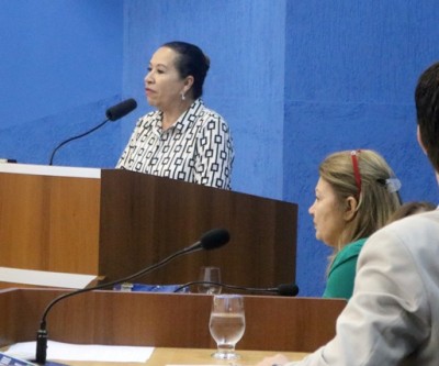 Secretária de saúde faz esclarecimentos sobre pedidos de vereadores