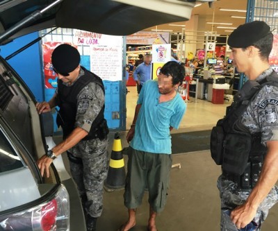 Viciado em drogas é flagrado furtando facas em supermercado no Santos Dumont 