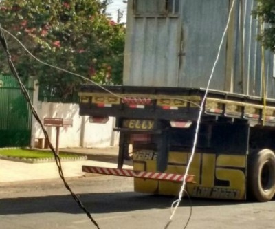 Caminhão rompe fiação elétrica e deixa moradores do Vila Nova sem emergia 